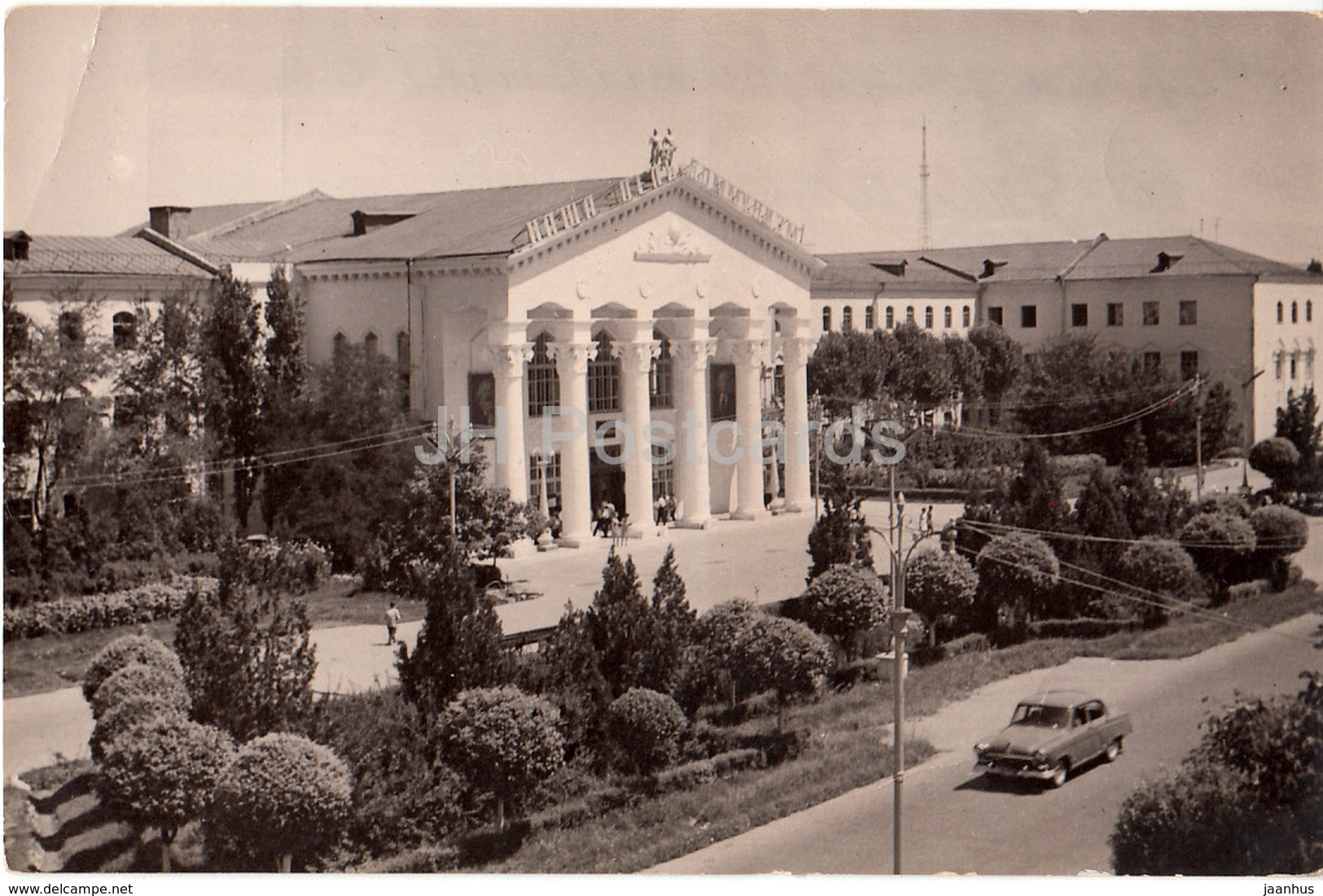 Bichkek - Frunze - Université - voiture Volga - carte postale photo - – JH  Postcards