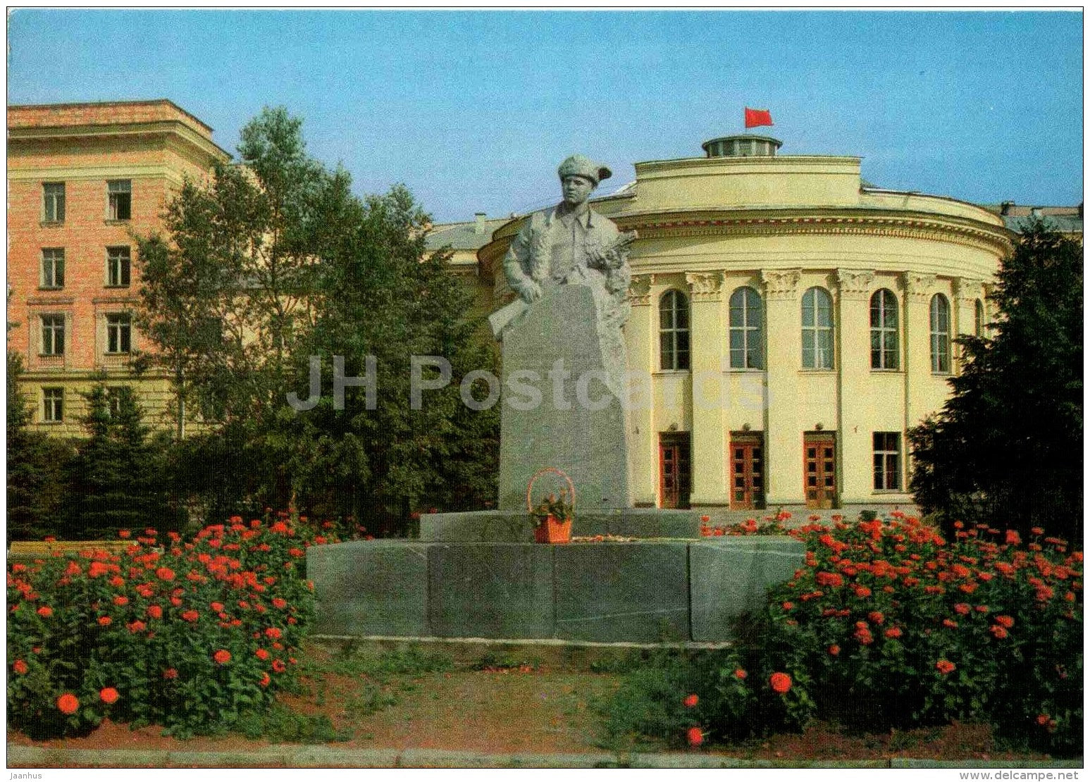 monument to Hero of Soviet Union Lenya Golikov - postal stationery - Novgorod - 1980 - Russia USSR - unused - JH Postcards