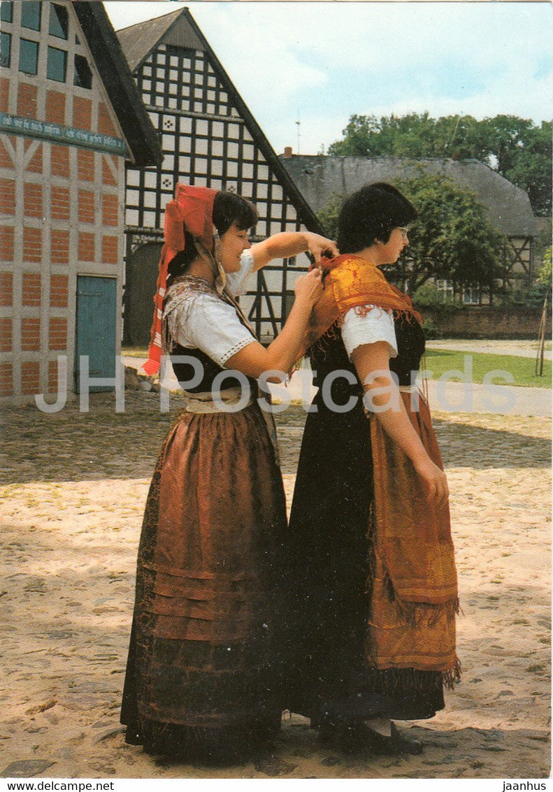 Han Wendland - Frauen in Tracht im Rundling Lubeln - folk costumes - Germany - unused - JH Postcards