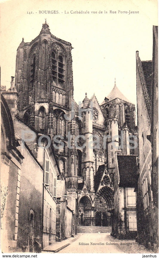 Bourges - La Cathedrale vue de la Rue Porte Jaune - cathedral - 141 - old postcard - France - unused - JH Postcards