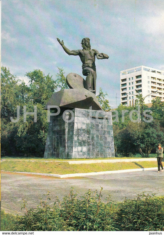 Chelyabinsk - Monument to volunteers tankers - tankman - 1984 - Russia USSR - unused - JH Postcards