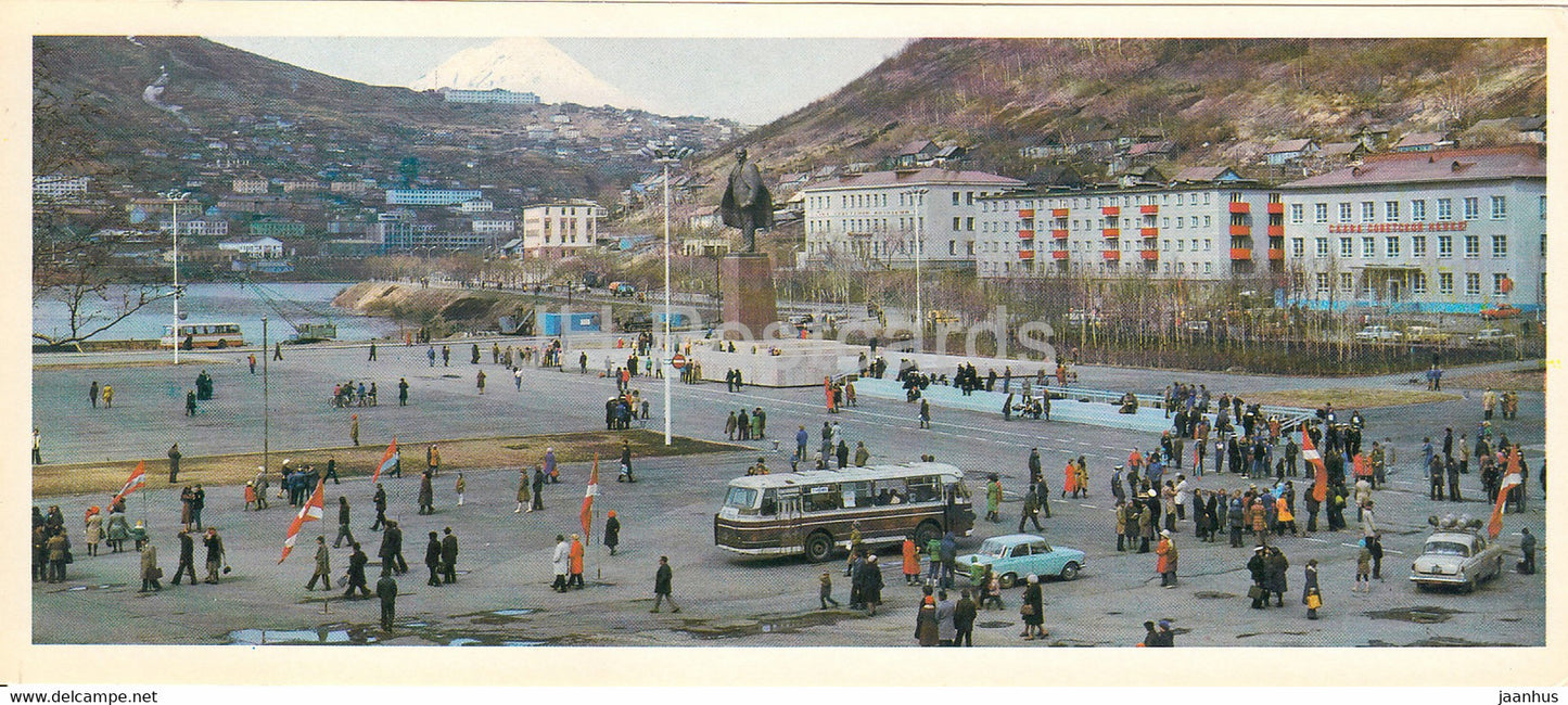 Kamchatka - Petropavlovsk-Kamchatskiy - Lenin square - bus - 1981 - Russia USSR - unused - JH Postcards