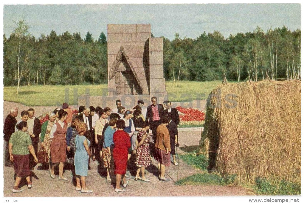 excursionists at the monument in Razliv - Lenin Museum - Razliv - 1968 - Russia USSR - unused - JH Postcards