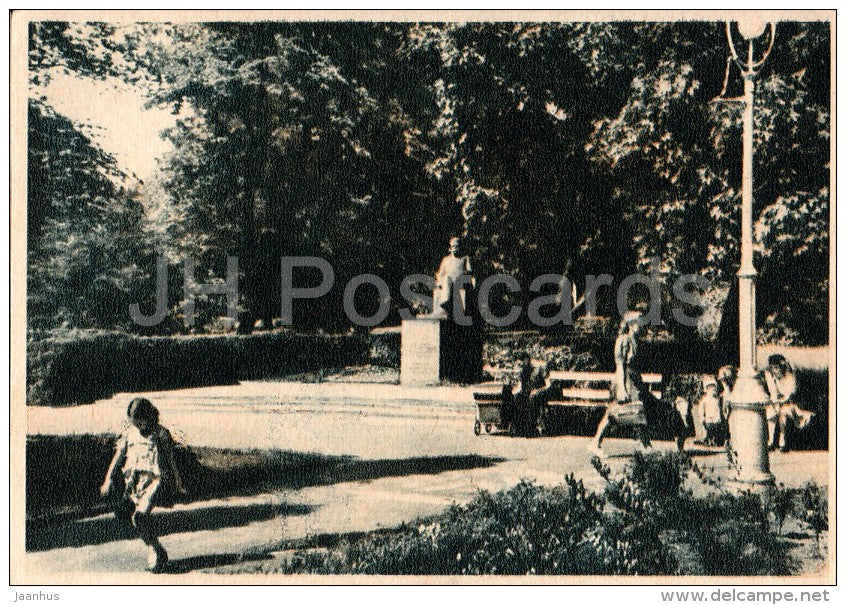 monument to writer Blaumanis - old postcard - Latvia USSR - unused - JH Postcards