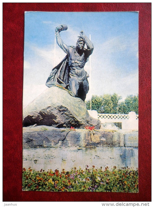 monument to the Hero of USSR  A. Bredov - Murmansk - 1977 - Russia USSR - unused - JH Postcards