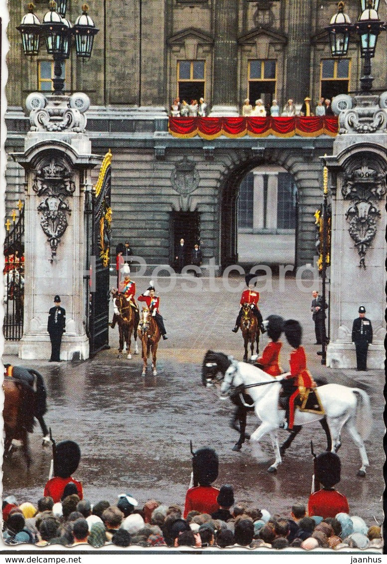 London - The Queen taking the Salute - Buckingham Palace - 1962 - United Kingdom - England - used - JH Postcards