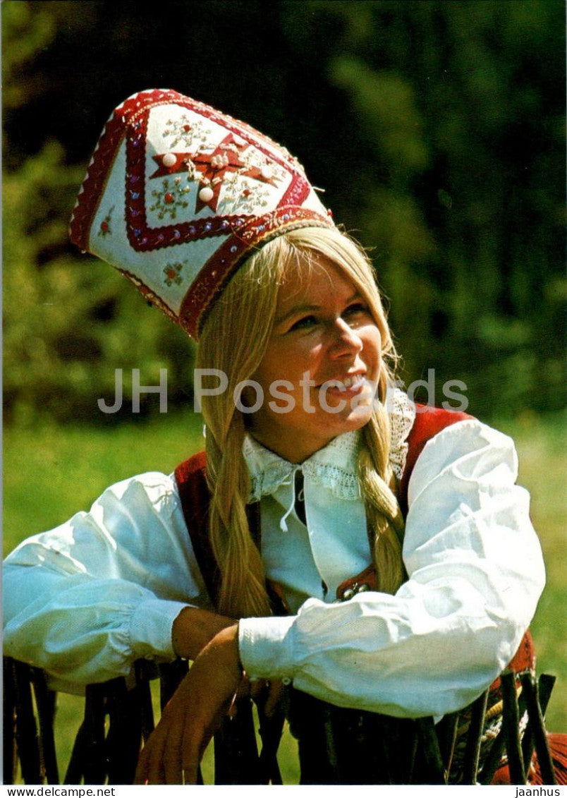 Tallinn - An Estonian girl - folk costumes - Intourist - Estonia USSR - unused - JH Postcards