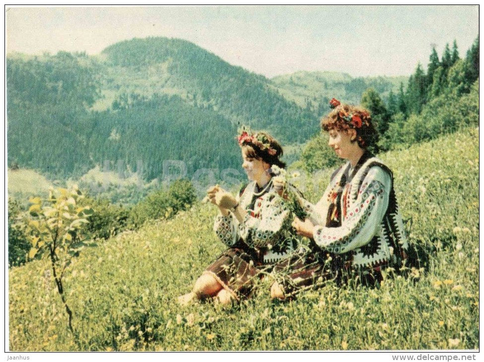 In a mountain valley - women in folk costumes - Carpathian Mountains - Karpaty - 1969 - Ukraine USSR - unused - JH Postcards