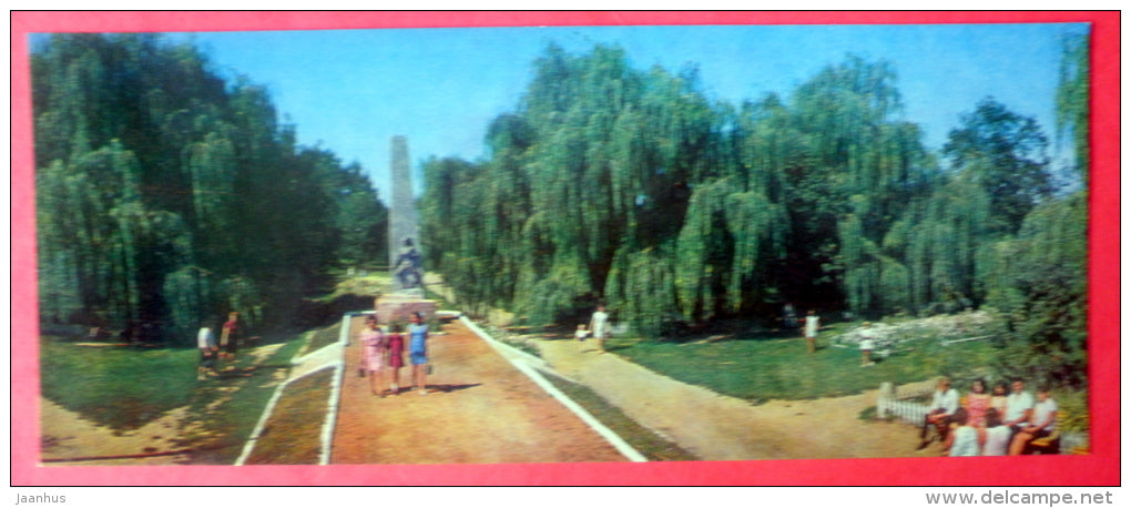 Monument to Komsomols of 1920s - Myrhorod - Mirgorod - 1972 - Ukraine USSR - unused - JH Postcards