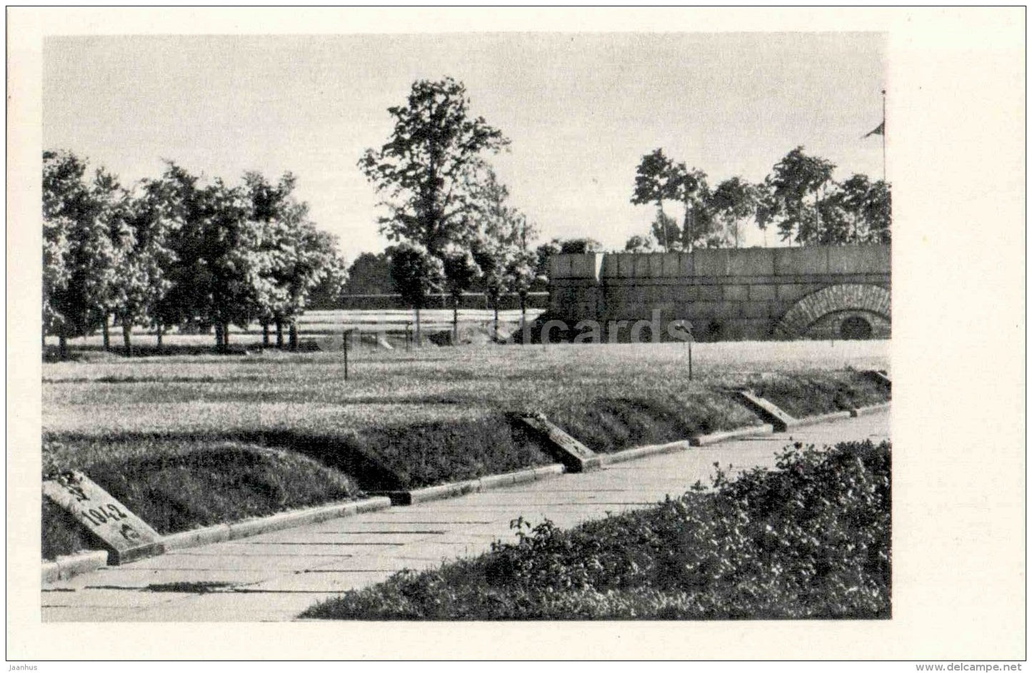 Common Graves - Piskaryovskoye Memorial Cemetery - Leningrad - 1971 - Russia USSR - unused - JH Postcards