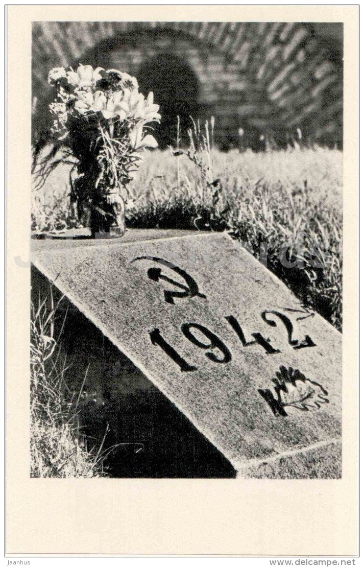 Common Grave - 1942 - Piskaryovskoye Memorial Cemetery - Leningrad - 1971 - Russia USSR - unused - JH Postcards