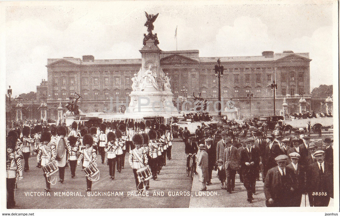 London - Buckingham Palace - Victoria Memorial - Guards - 98505 - old postcard - England - United Kingdom - unused - JH Postcards