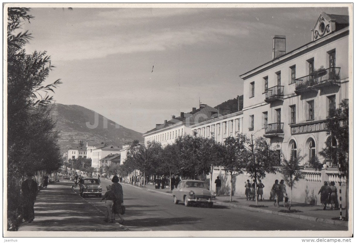 Leninskaya street - cars Volga , Moskvitch - Petropavlovsk-Kamchatsky - Russia USSR - used - JH Postcards