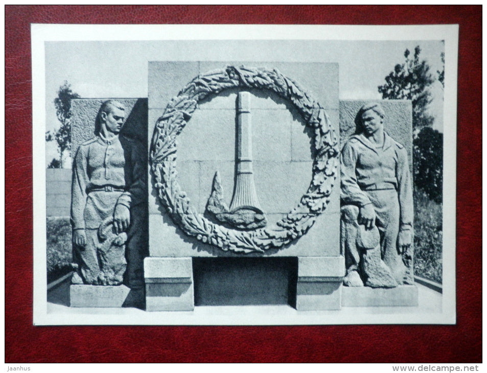 Bas-Relief on the Memorial wall , righ s - Piskaryovskoye Memorial Cemetery - Leningrad  - 1962 - Russia USSR - unused - JH Postcards