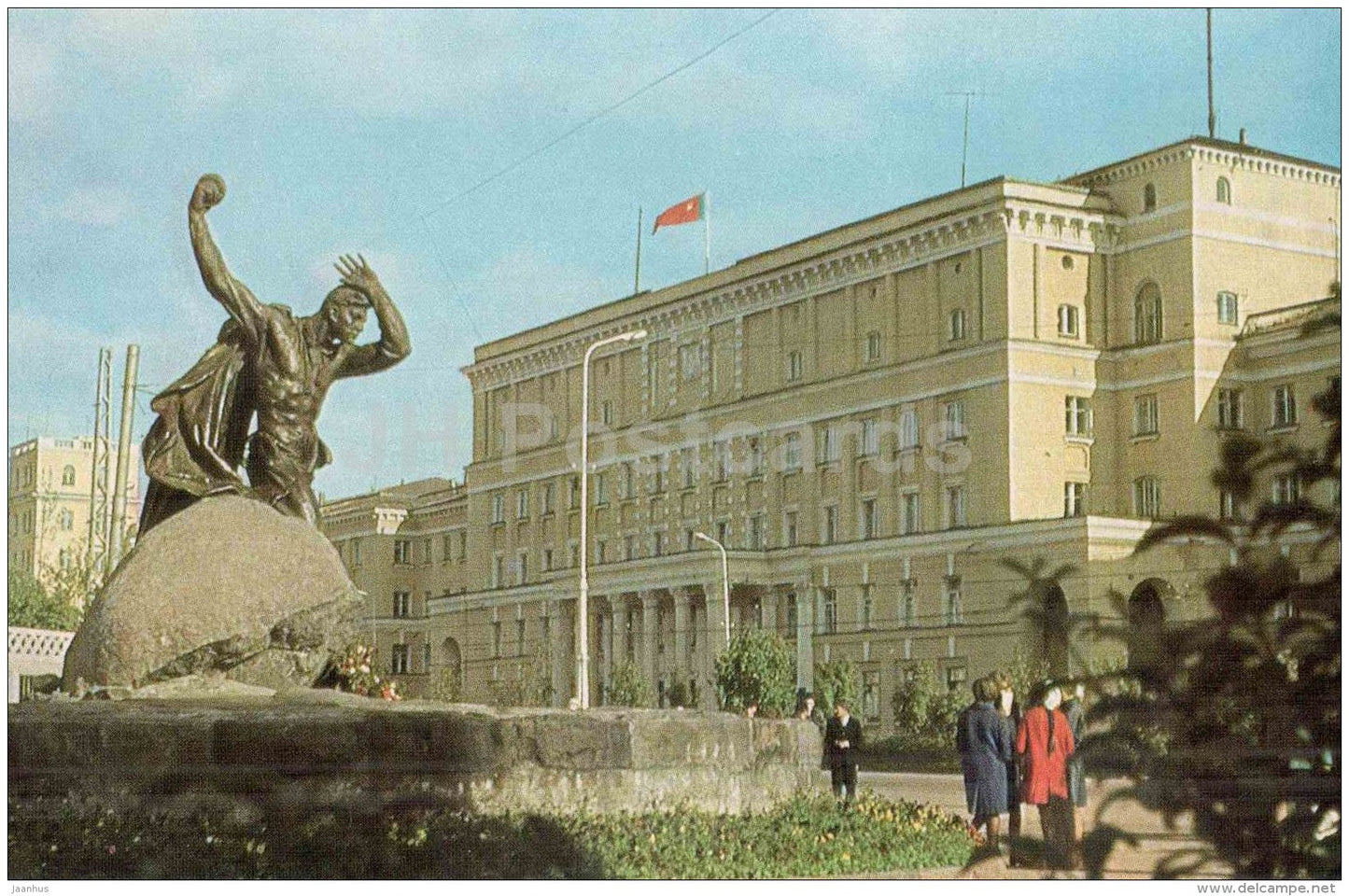 A monument to Hero of Soviet Union Anatoli Bredov - Murmansk - 1970 - Russia USSR - unused - JH Postcards