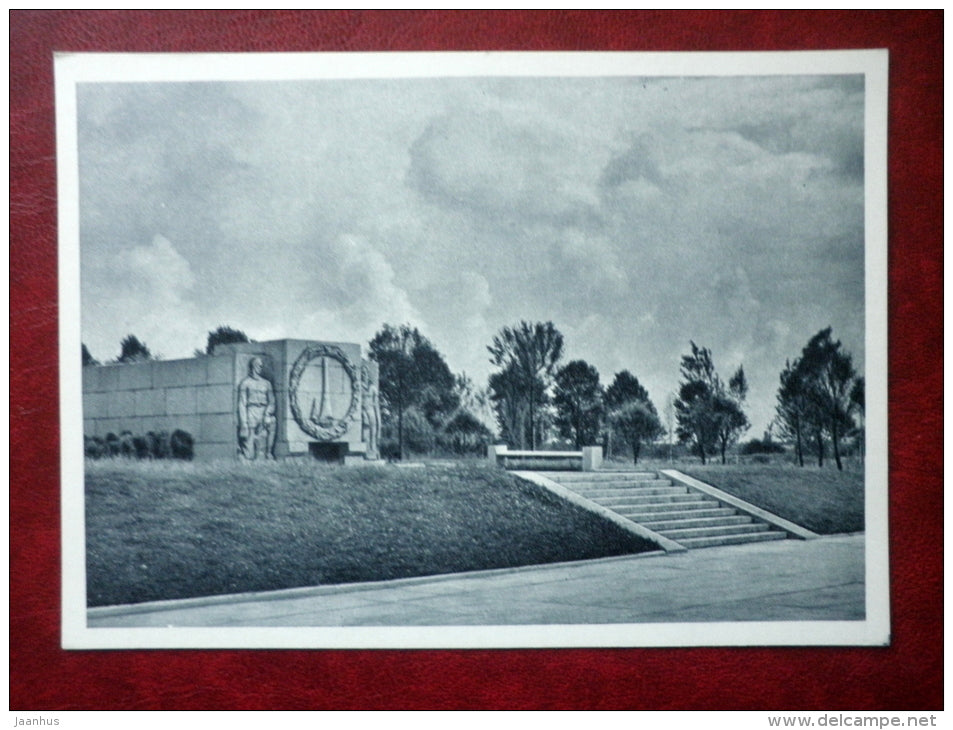 Right part of the Memorial wall - Piskaryovskoye Memorial Cemetery - Leningrad  - 1962 - Russia USSR - unused - JH Postcards