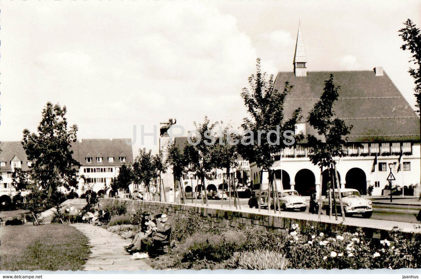 Freudenstadt - Stadthaus mit Marktplatz Anlagen - old car - old postcard - Germany - unused - JH Postcards