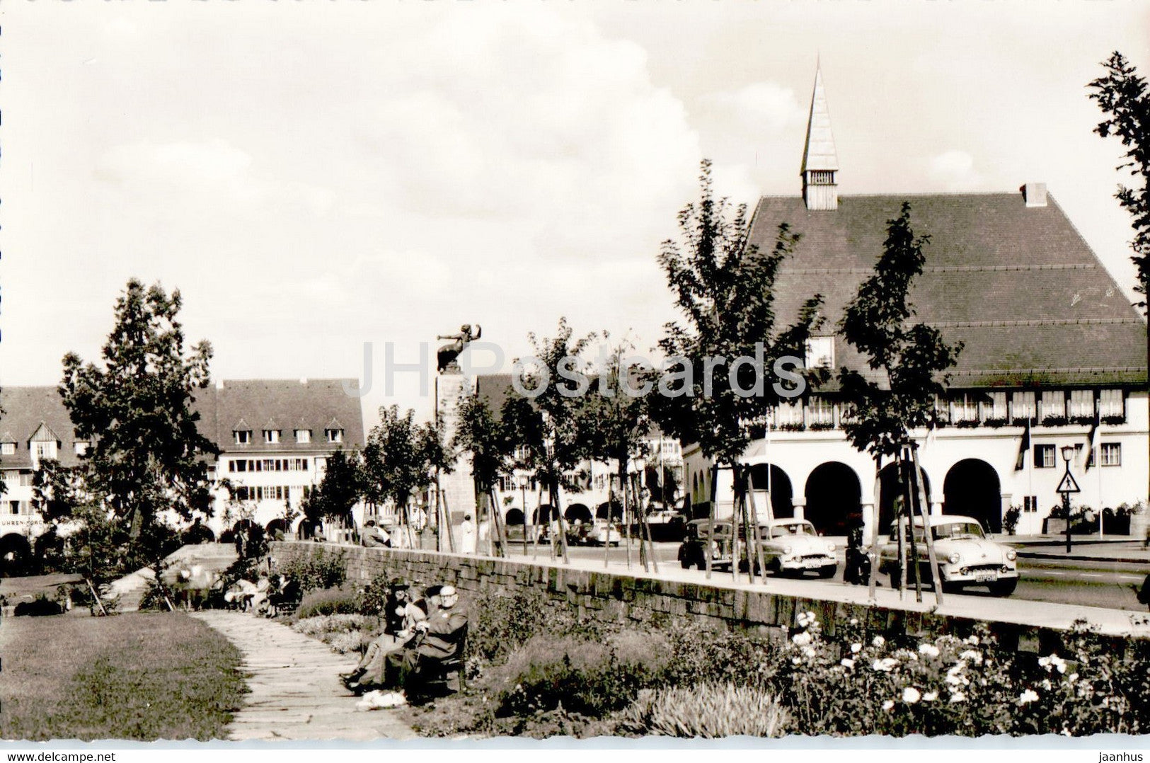 Freudenstadt - Stadthaus mit Marktplatz Anlagen - old car - old postcard - Germany - unused - JH Postcards