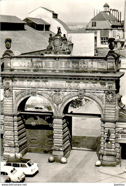 Plzen - brana Plzenskeho Prazdorje - The Gate of Plzen Brewery - car - Czech Repubic - Czechoslovakia - unused - JH Postcards