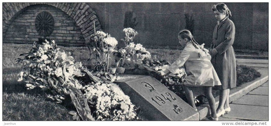 The Laying of Wreaths on the Graves - Piskaryovskoye Memorial Cemetery - Leningrad - 1967 - Russia USSR - unused - JH Postcards