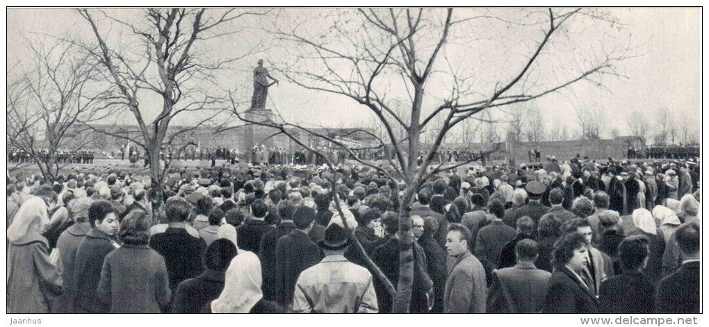 Celebration of the Victory Day - Piskaryovskoye Memorial Cemetery - Leningrad - 1967 - Russia USSR - unused - JH Postcards