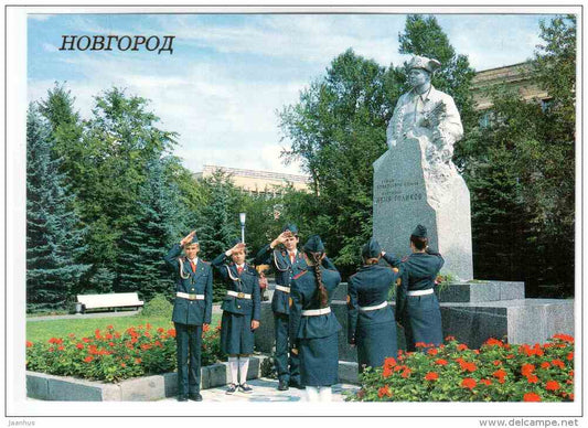 Monument of guerila fighter Lyonya Golikov - pioneers - Novgorod - 1988 - Russia USSR - unused - JH Postcards