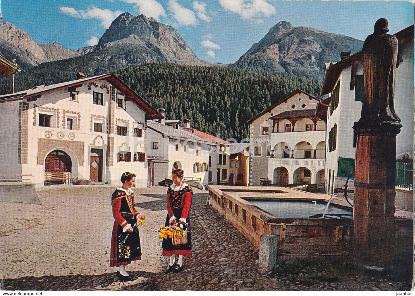 Scuol - Tarasp - Vulpera 1250 m - Dorfplatz Scuol mit Museum - folk costumes - 1971 - Switzerland - used - JH Postcards