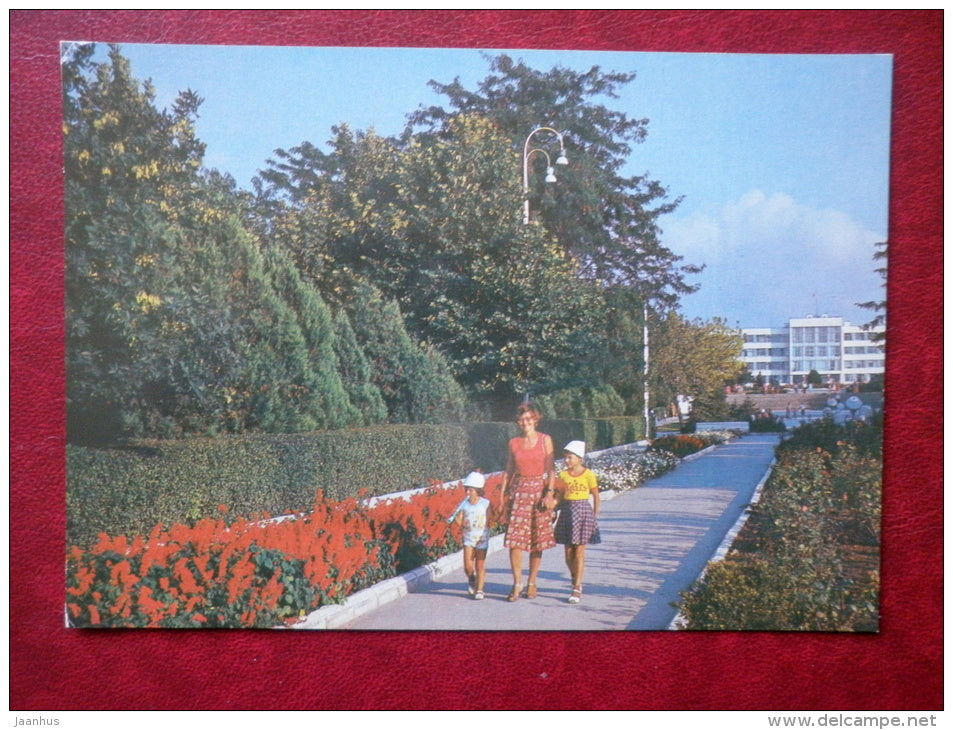 central avenue of the recreation park - Anapa - Black Sea Coast - 1983 - Russia USSR - unused - JH Postcards