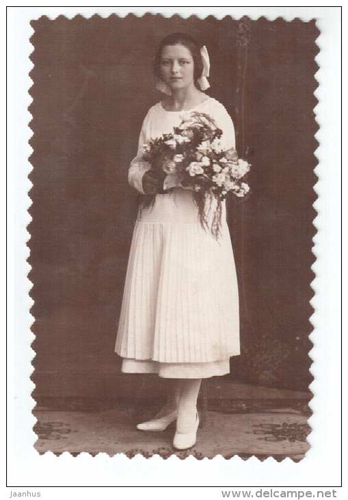 Woman - flowers - R. Mattis , Liepaja - old postcard - Latvia - unused - JH Postcards