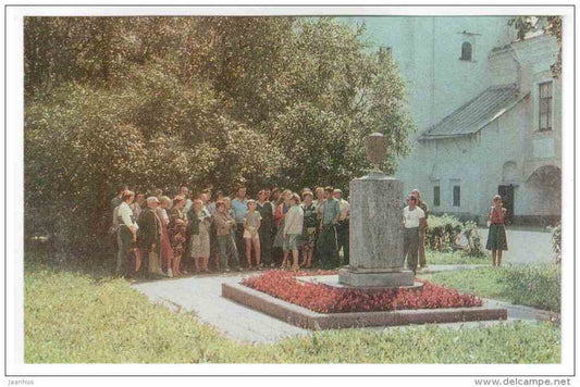 at the grave of poet Derzhavin - Novgorod Kremlin - 1982 - Russia USSR - unused - JH Postcards