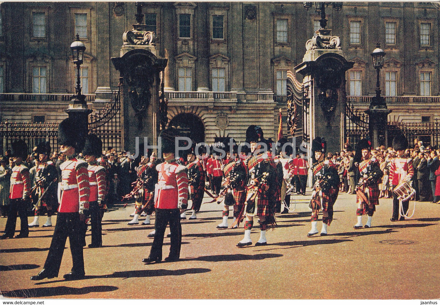 Drummers and Pipers of the Scots Guards near Buckingham Palace - England - United Kingdom - unused - JH Postcards